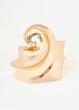 Swirl cuff in gold-tone metal. Hinge fastening.